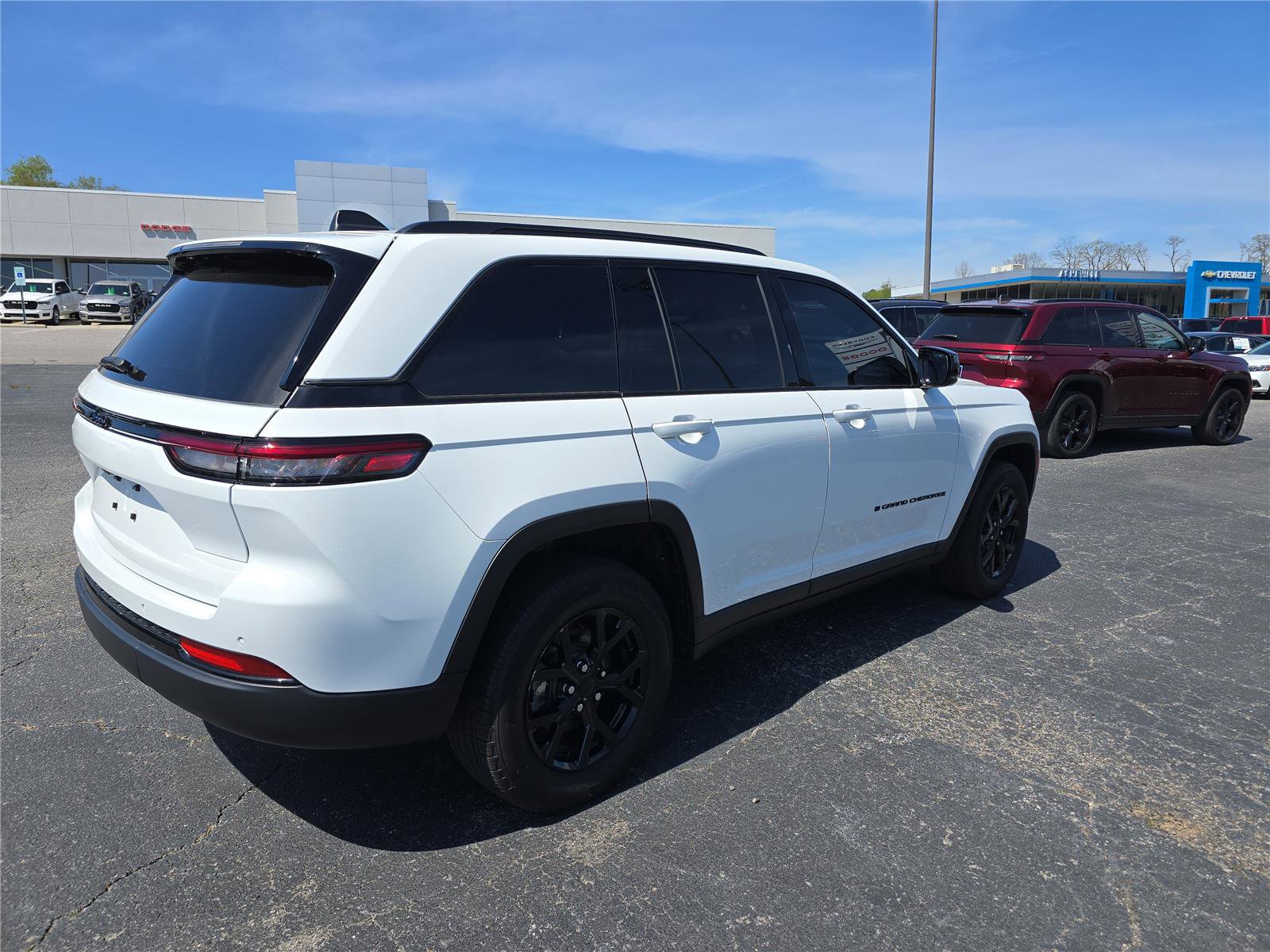 Used 2024 Jeep Grand Cherokee Altitude image 3