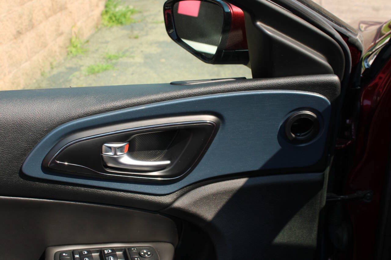 Used 2015 Chrysler 200 S w/ Comfort Group image 14