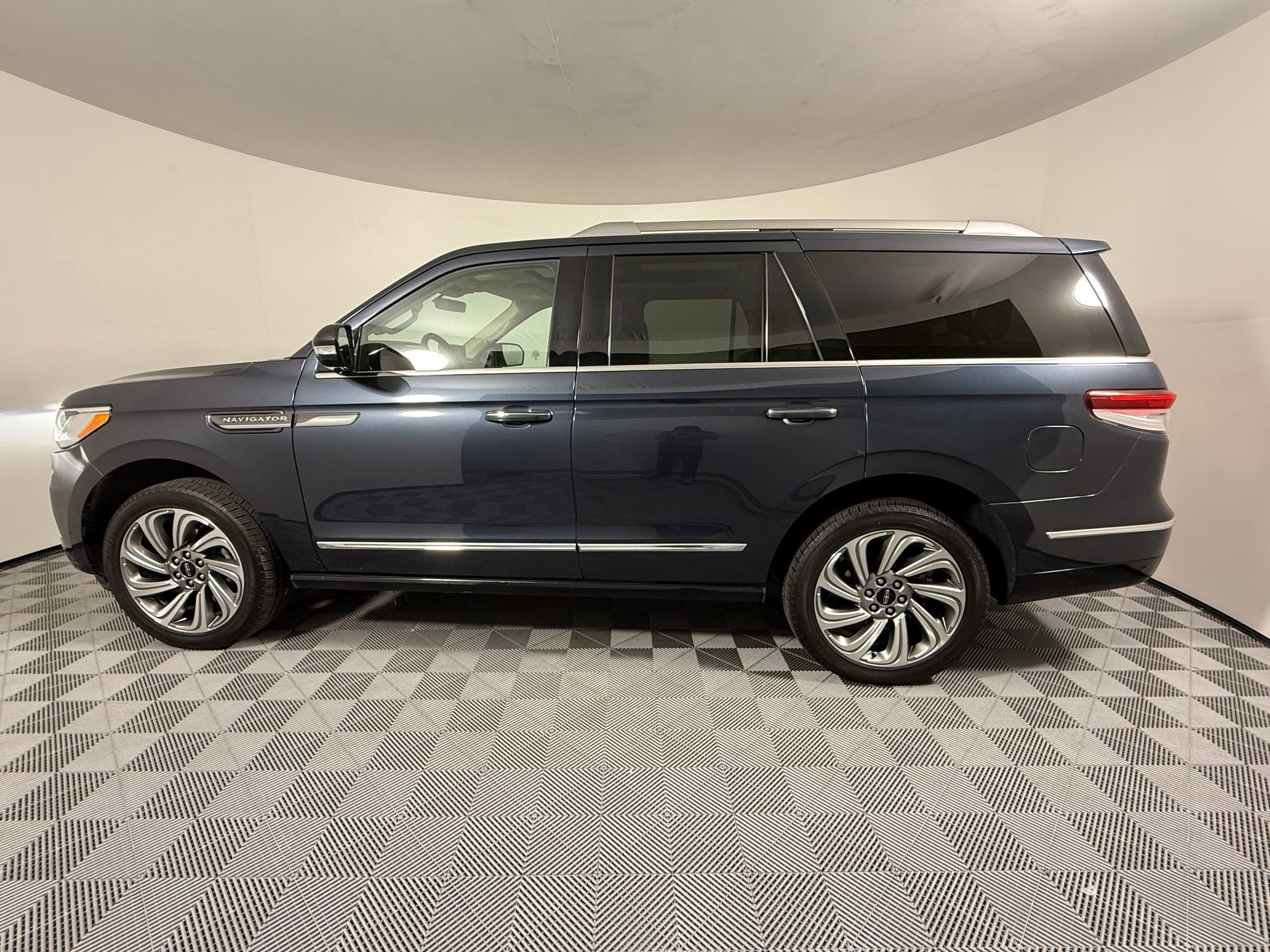 Used 2022 Lincoln Navigator Reserve image 2