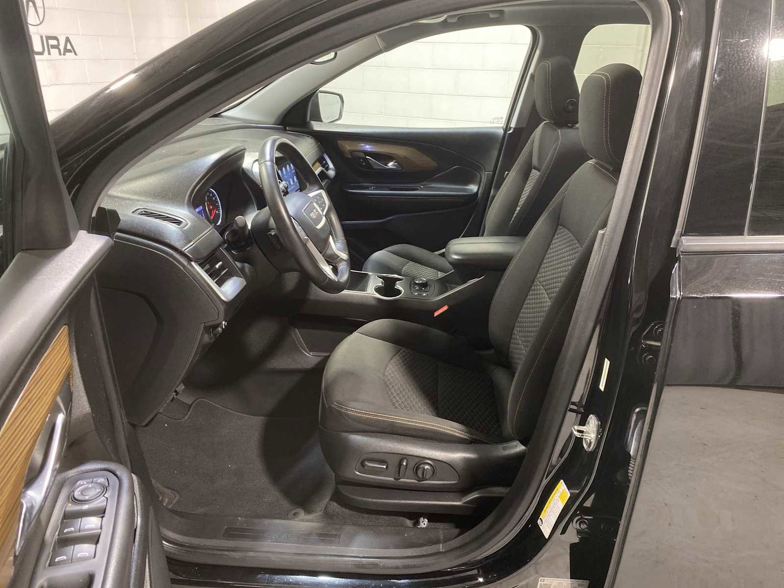 Used 2020 GMC Terrain SLE w/ Driver Convenience Package image 2