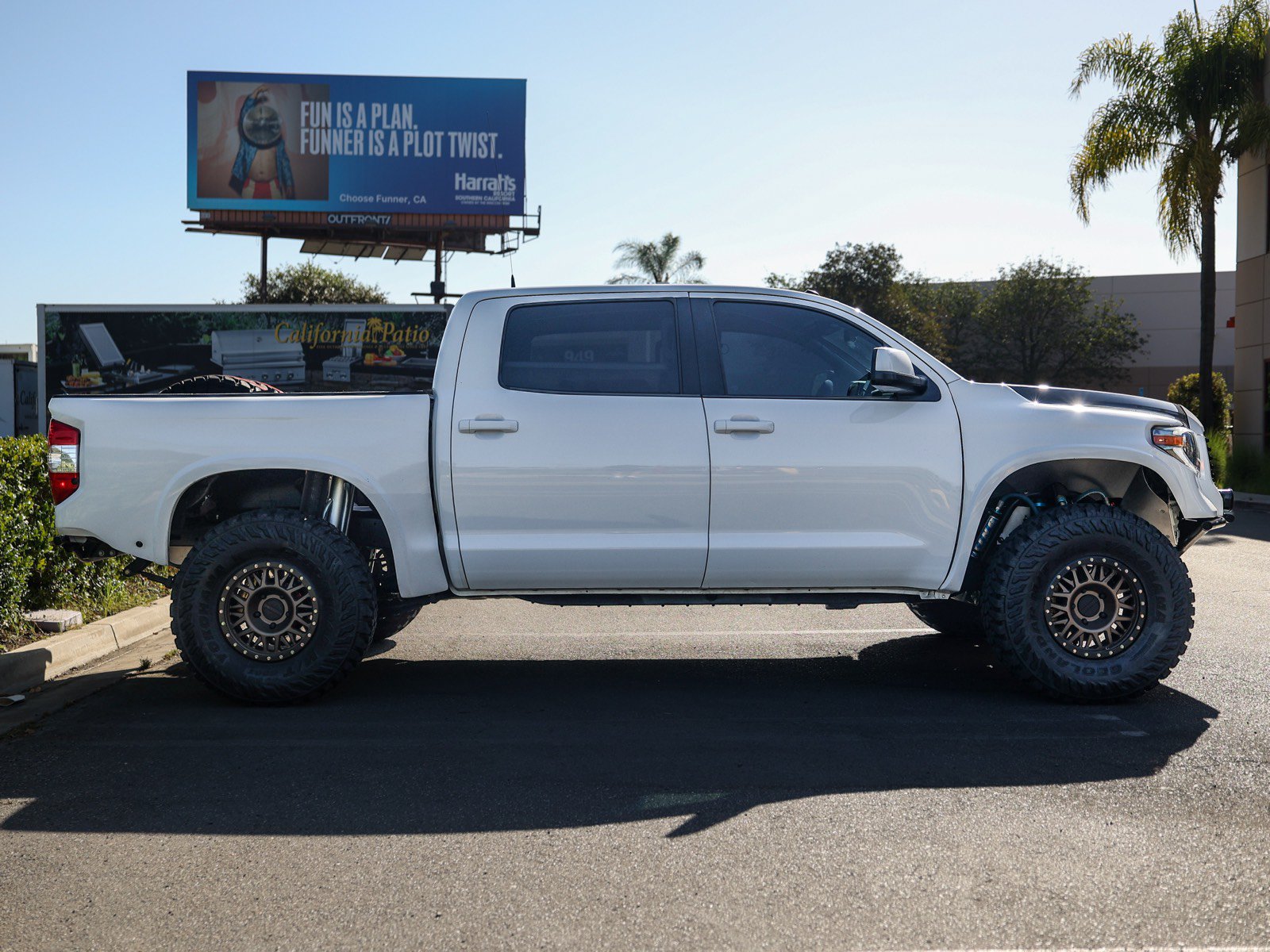 Used 2017 Toyota Tundra Limited w/ Limited Premium Package AWD/4WD image 4