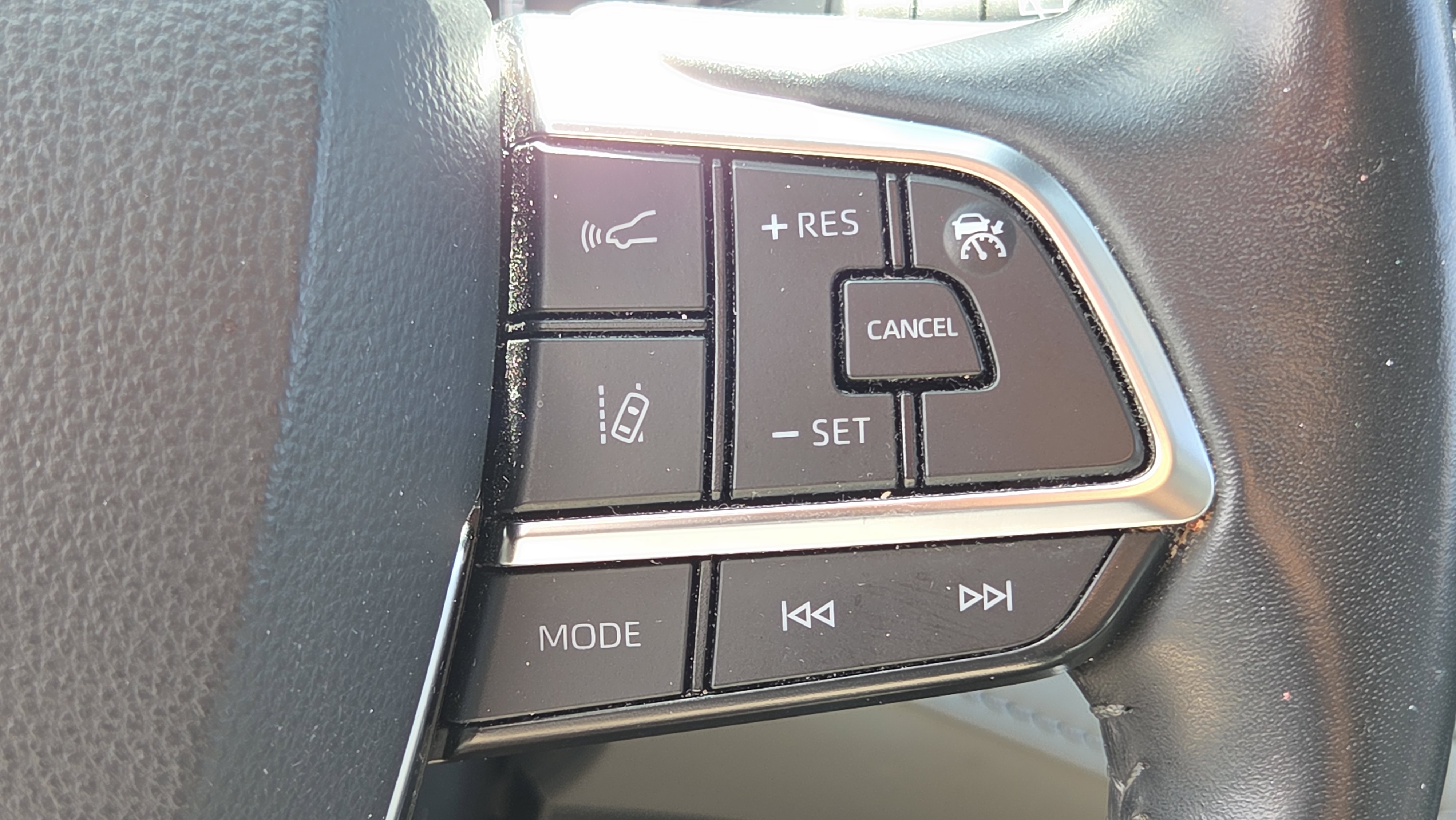 Used 2020 Toyota Highlander XLE image 28