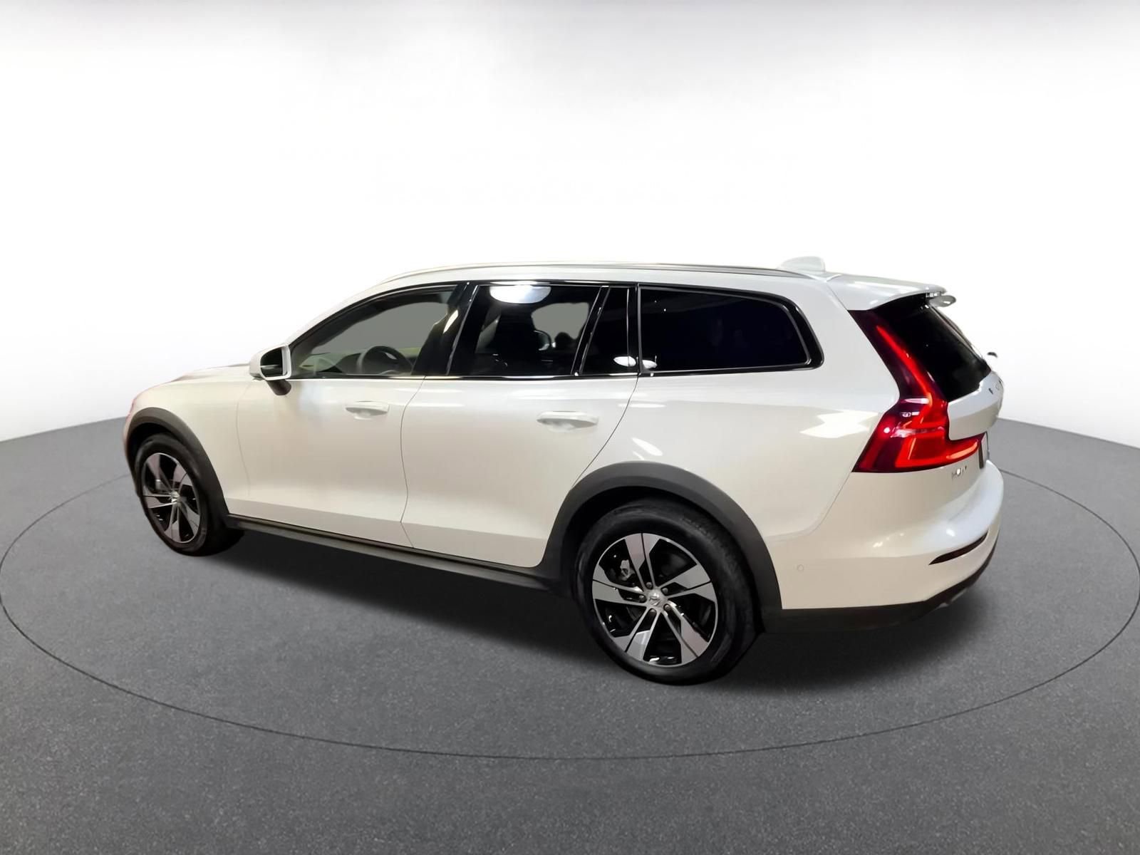 Used 2025 Volvo V60 B5 Cross Country Plus image 10