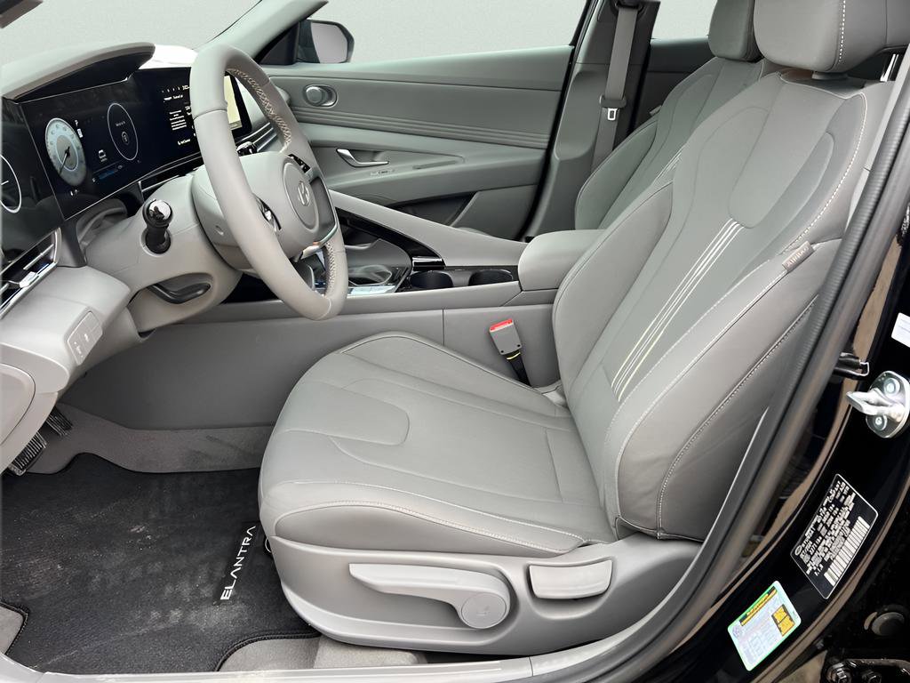 Used 2025 Hyundai Elantra SEL image 22