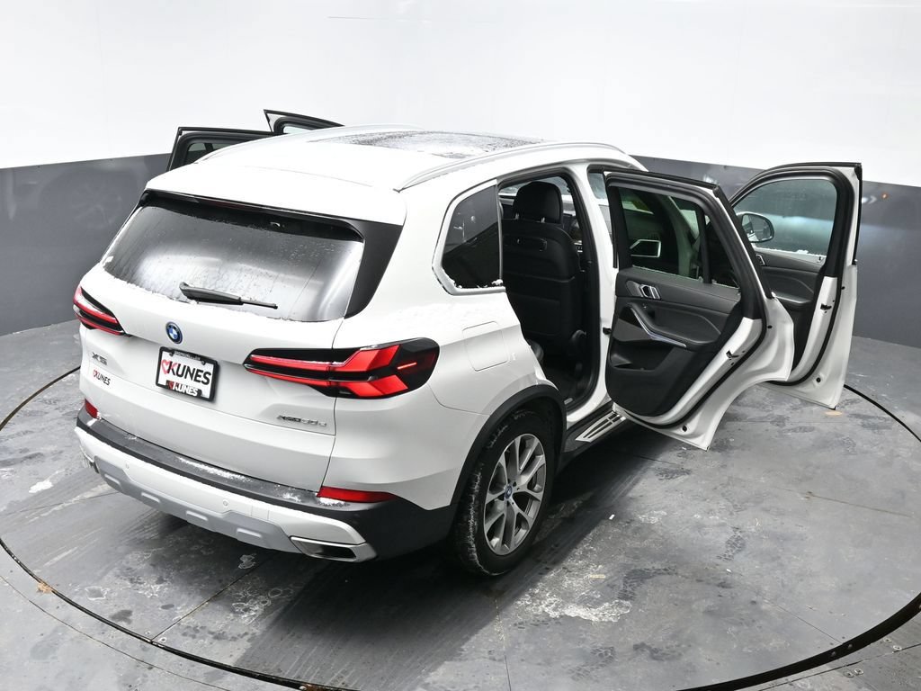 Used 2025 BMW X5 xDrive50e AWD/4WD image 53