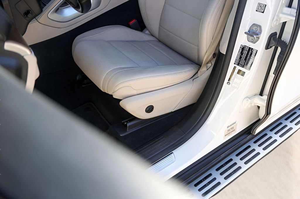 Used 2021 Mercedes-Benz GLS 450 4MATIC image 8