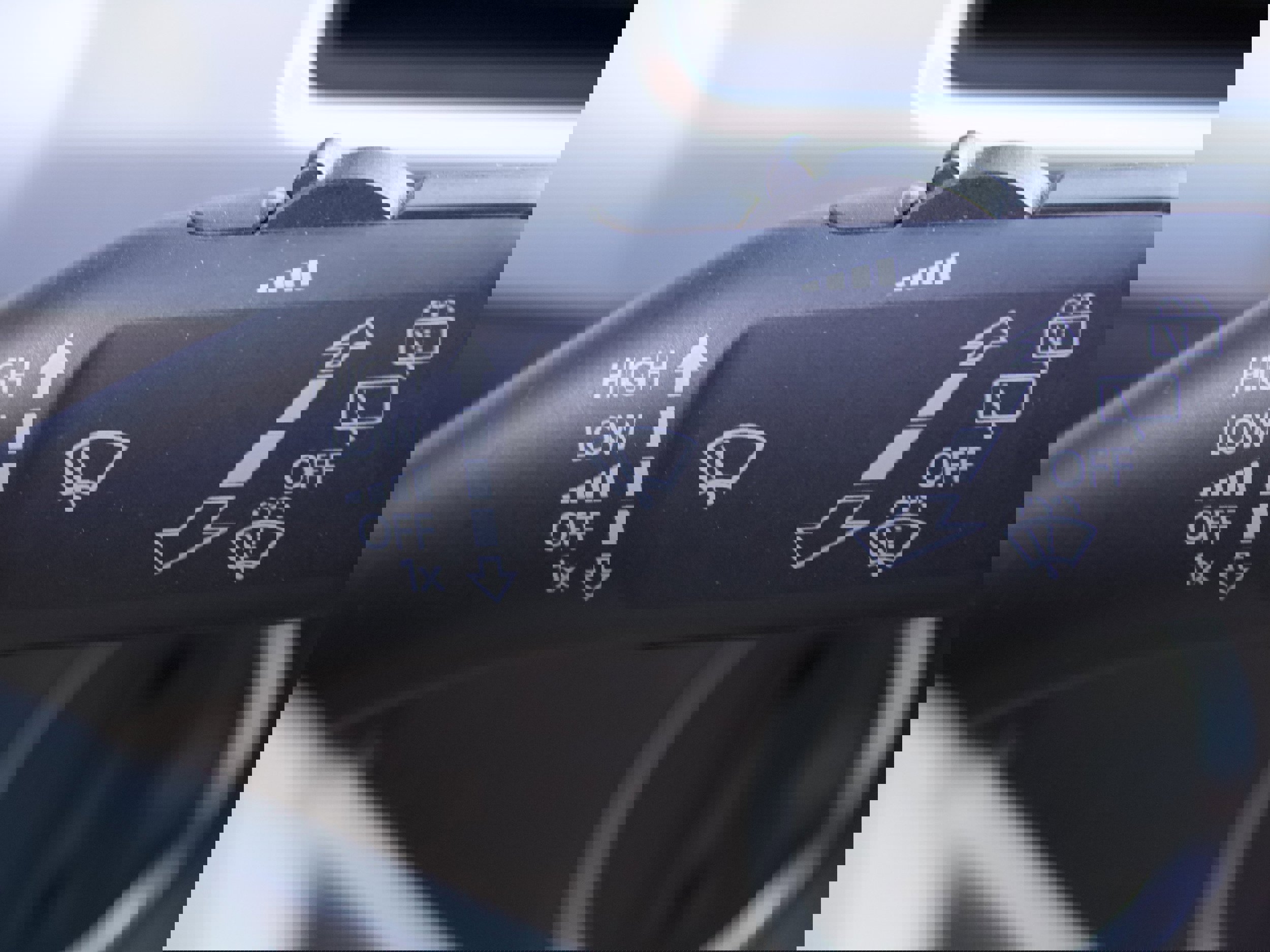 Used 2012 Volkswagen Touareg TDI image 19