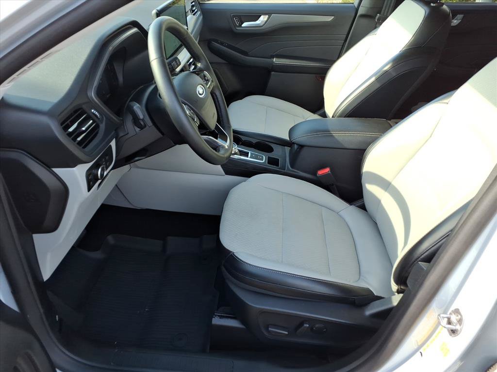 Used 2025 Ford Escape SE FWD image 4