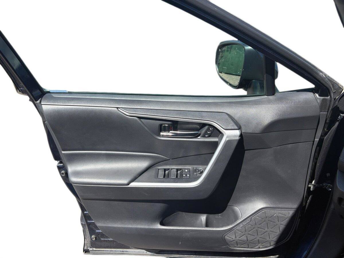 Used 2021 Toyota RAV4 XLE Premium AWD/4WD image 17