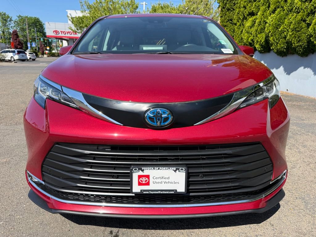 Certified 2023 Toyota Sienna XLE AWD/4WD image 3