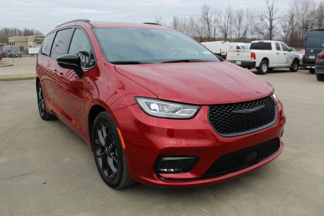 Used 2025 Chrysler Pacifica Limited image 7