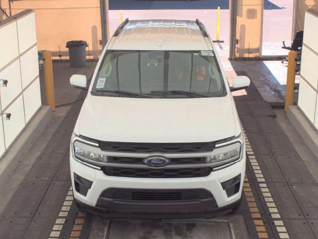 Used 2024 Ford Expedition XLT image 3