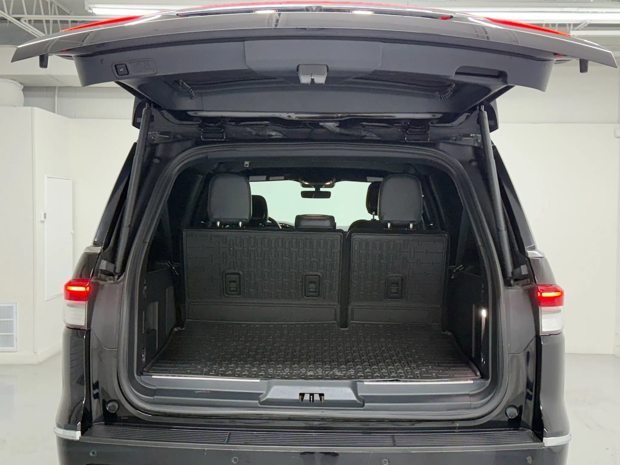 Used 2023 Lincoln Navigator L Standard Sport Utility 4D image 42