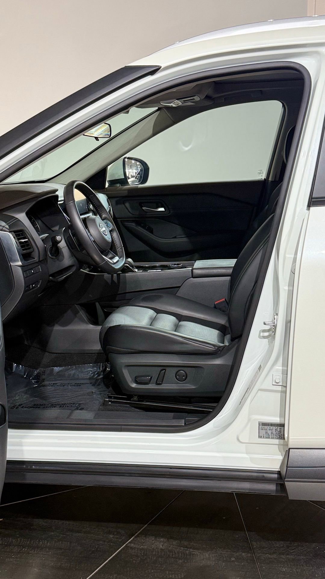 Used 2023 Nissan Rogue SV w/ SV Premium B Package image 34