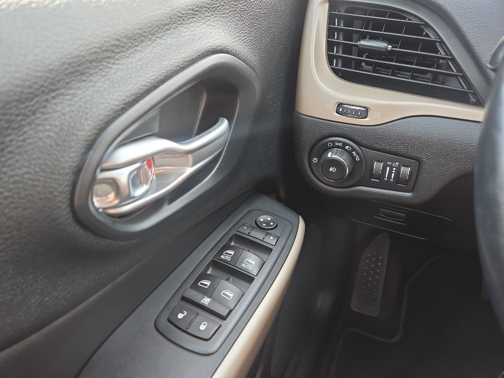 Used 2017 Jeep Cherokee Limited AWD/4WD image 24