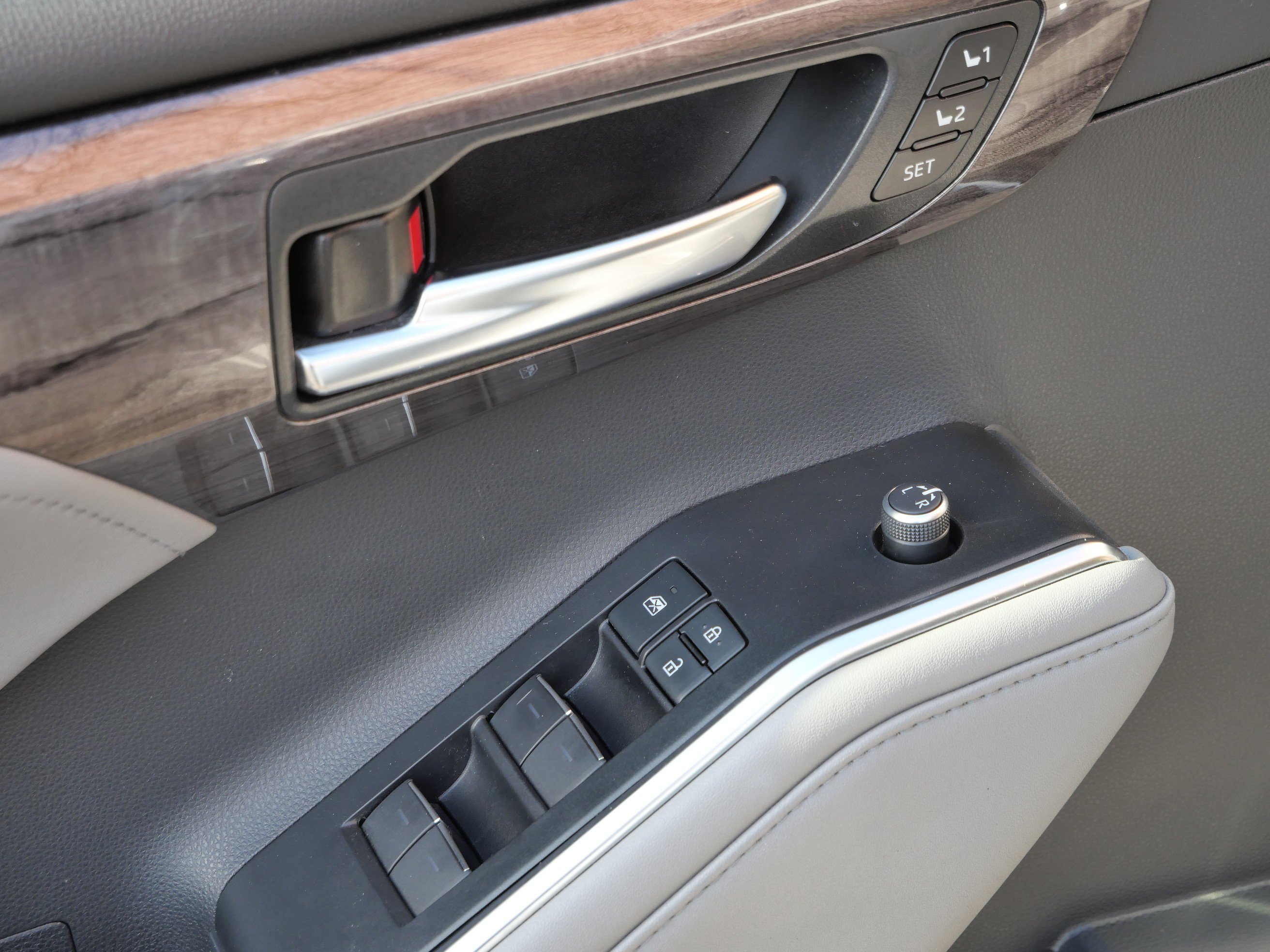 Used 2020 Toyota Highlander Platinum image 9