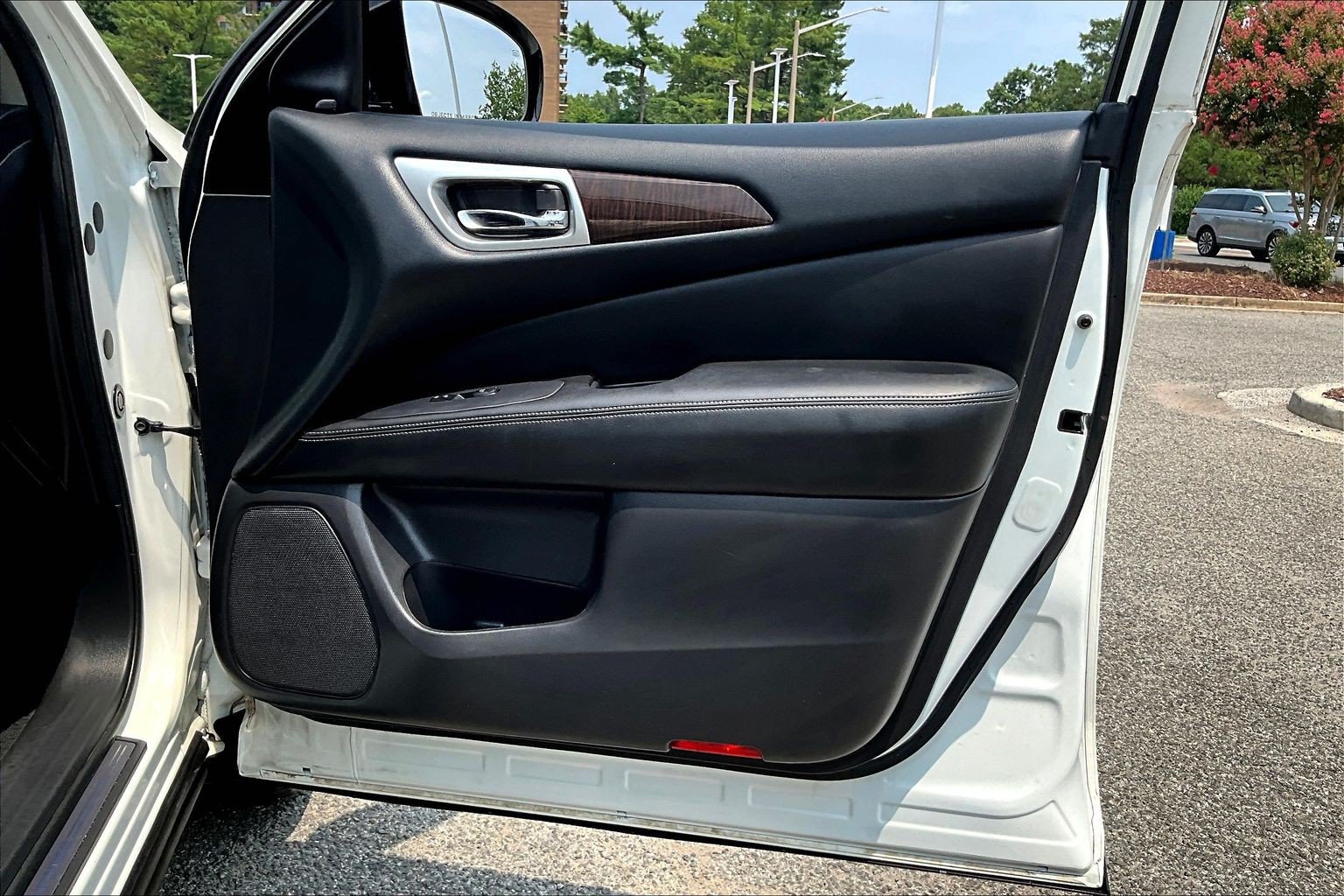 Used 2015 Nissan Pathfinder Platinum w/ Cargo Package FWD image 19