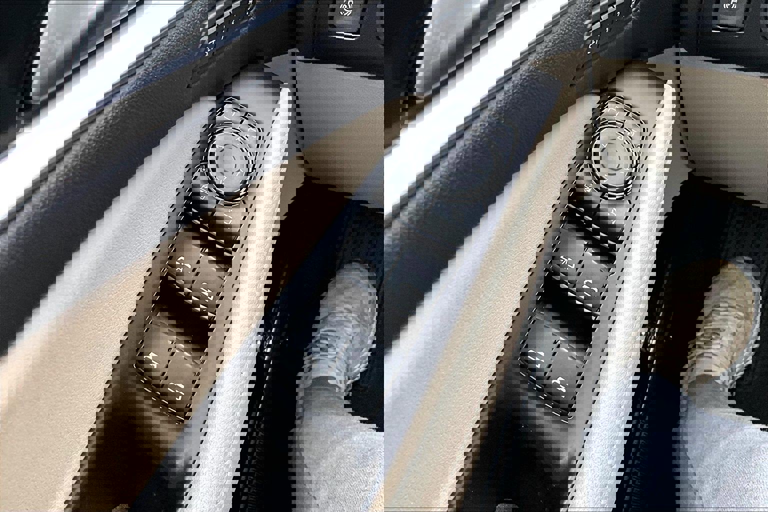 Used 2020 Buick Enclave Premium w/ Sun and Sites Package image 34