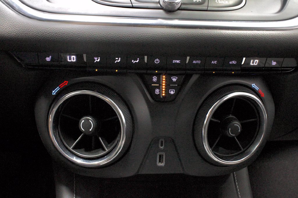 Used 2025 Chevrolet Blazer LT FWD image 28