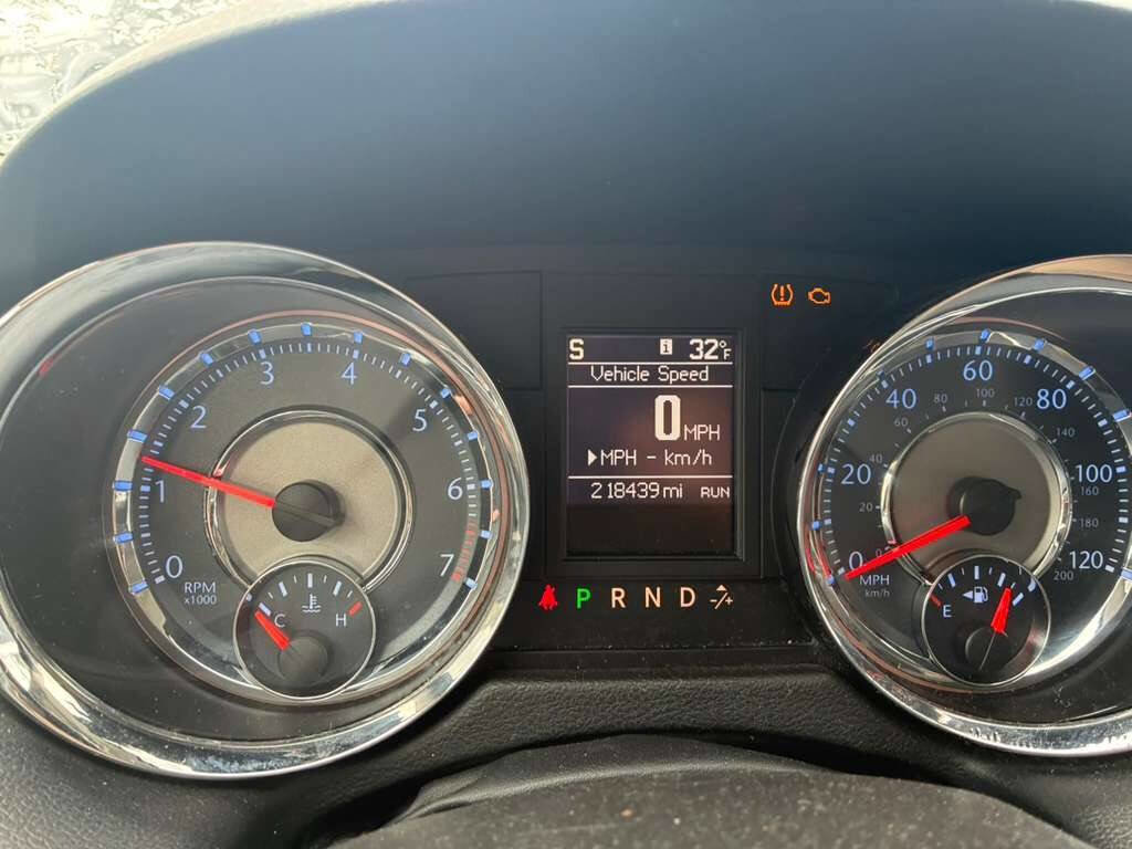 Used 2014 Chrysler Town & Country Touring image 14