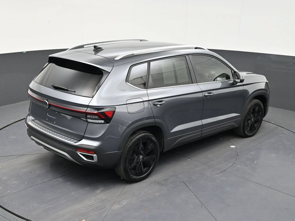 Used 2025 Volkswagen Taos SE FWD image 16