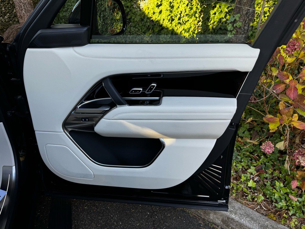 Used 2025 Land Rover Range Rover SE image 23