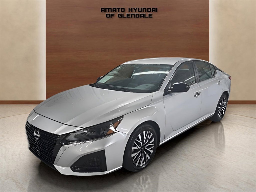 Used 2024 Nissan Altima 2.5 SV image 2