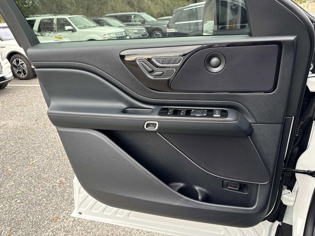 New 2026 Lincoln Aviator AWD image 20