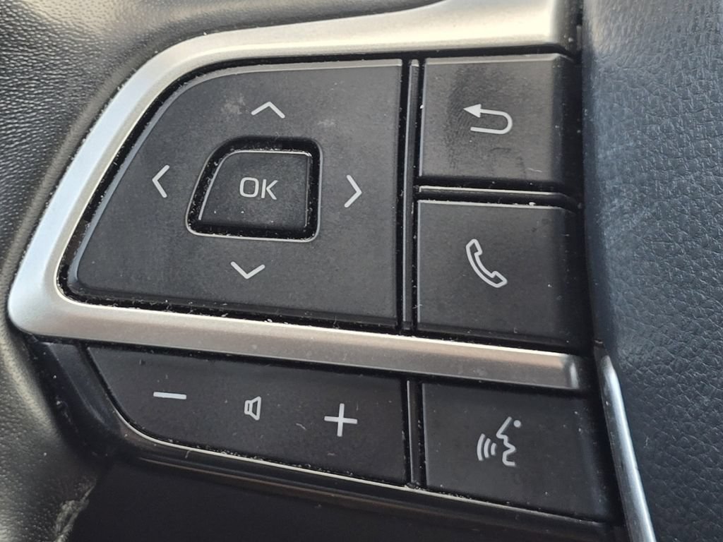 Used 2023 Toyota Highlander LE AWD/4WD image 31