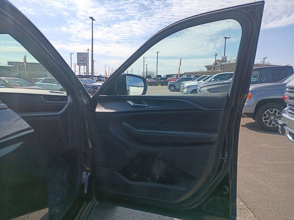 Used 2023 Jeep Grand Cherokee L Laredo image 15