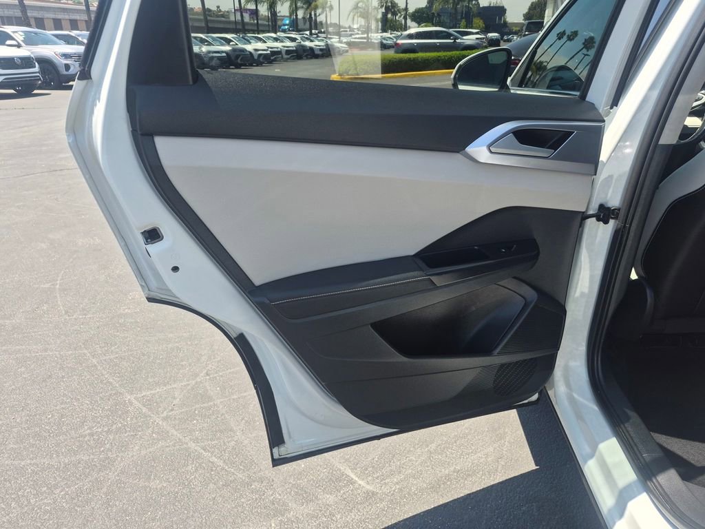 Used 2025 Volkswagen Taos SE FWD image 21