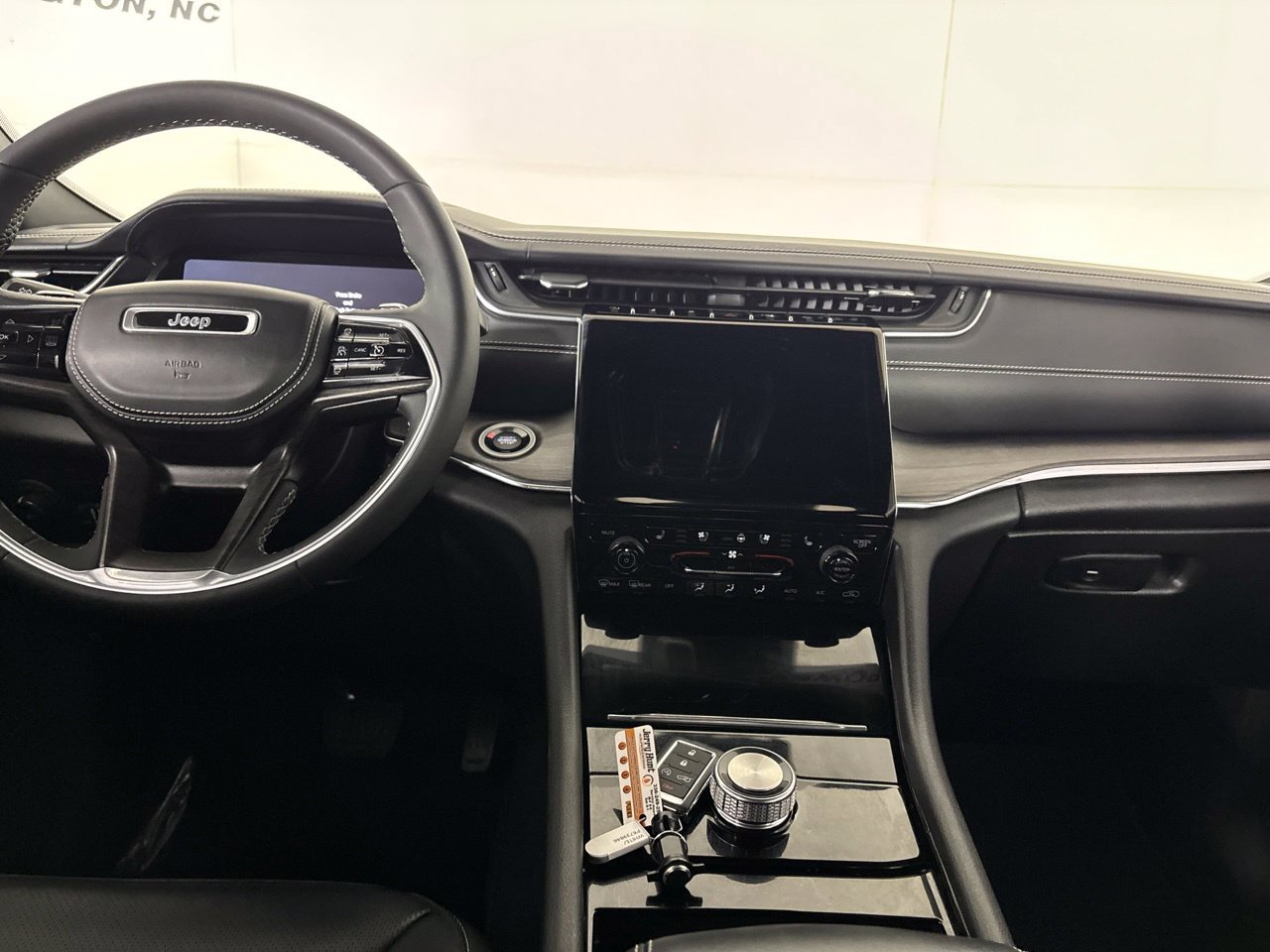 Used 2023 Jeep Grand Cherokee L Overland RWD image 28