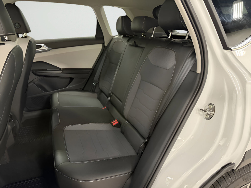 New 2025 Volkswagen Taos SE image 18