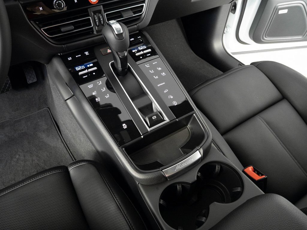 Certified 2026 Porsche Macan AWD/4WD image 18