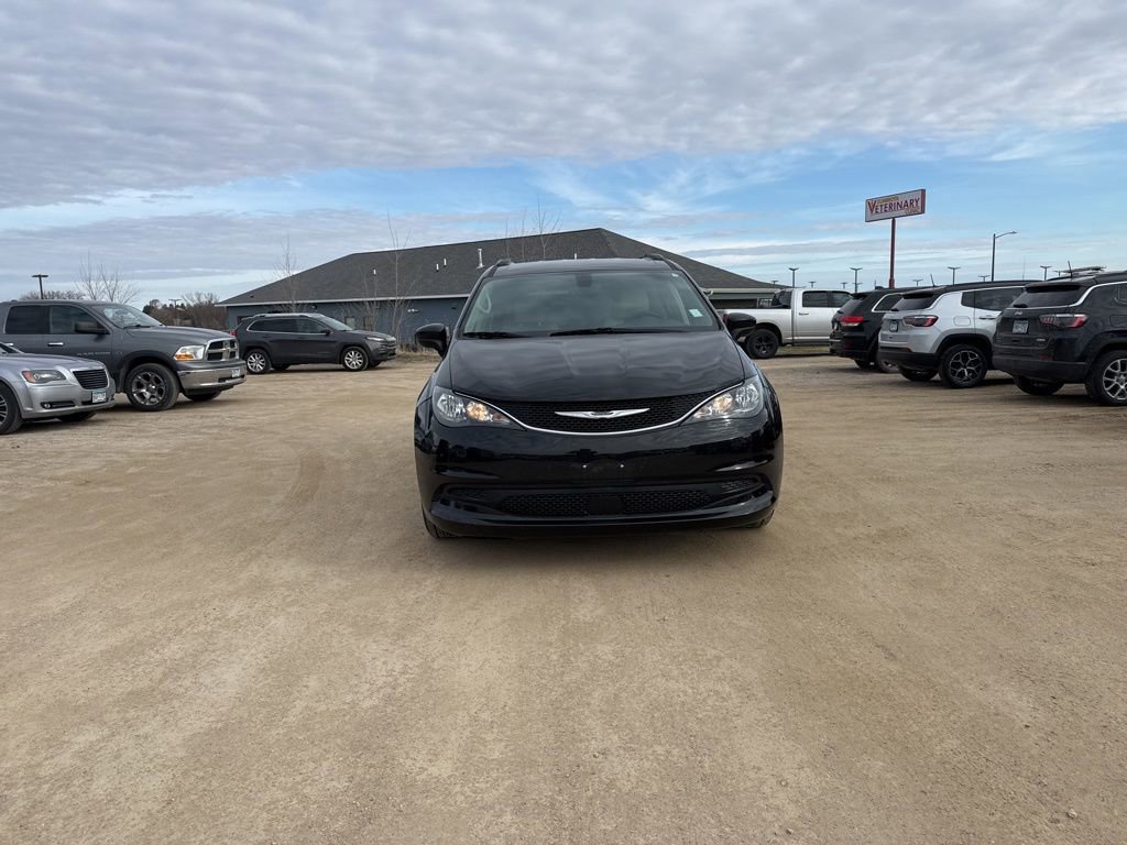 Used 2021 Chrysler Voyager Lxi image 2