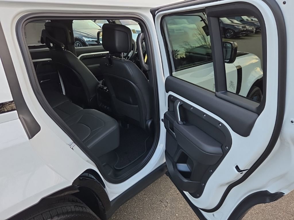 New 2026 Land Rover Defender 110 X-Dynamic SE image 17