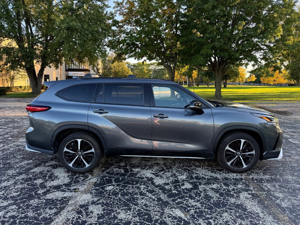 Used 2022 Toyota Highlander XSE AWD/4WD image 9