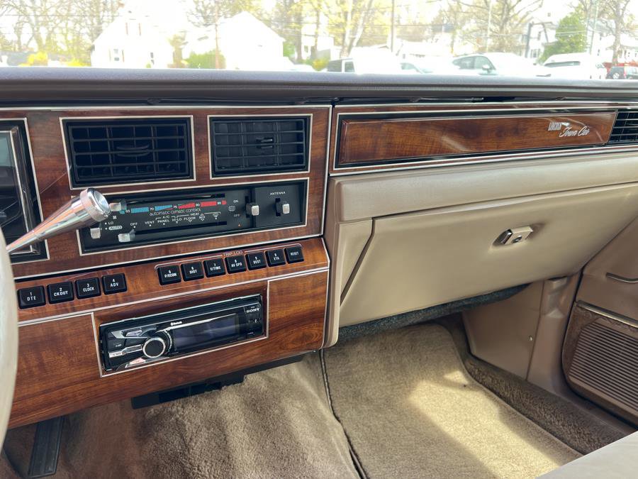Used 1989 Lincoln Town Car Signature RWD image 25