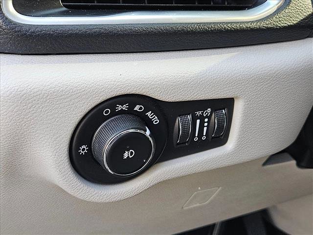 Used 2017 Chrysler Pacifica Limited image 11