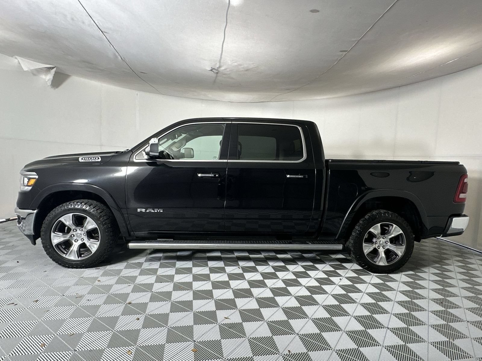 Used 2019 RAM 1500 Laramie AWD/4WD image 5
