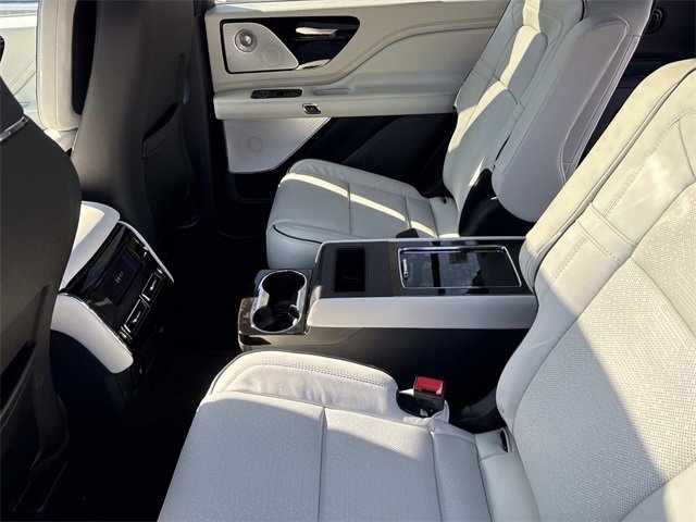 New 2025 Lincoln Aviator Black Label w/ Jet Appearance Package image 18