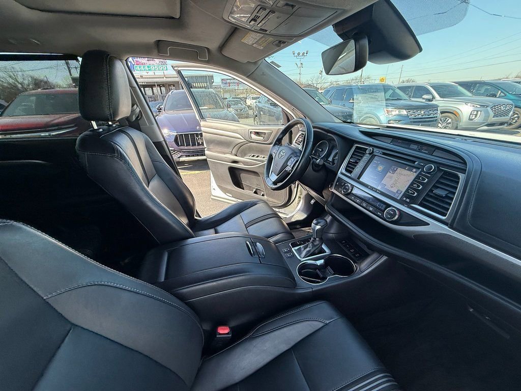 Used 2017 Toyota Highlander SE image 25