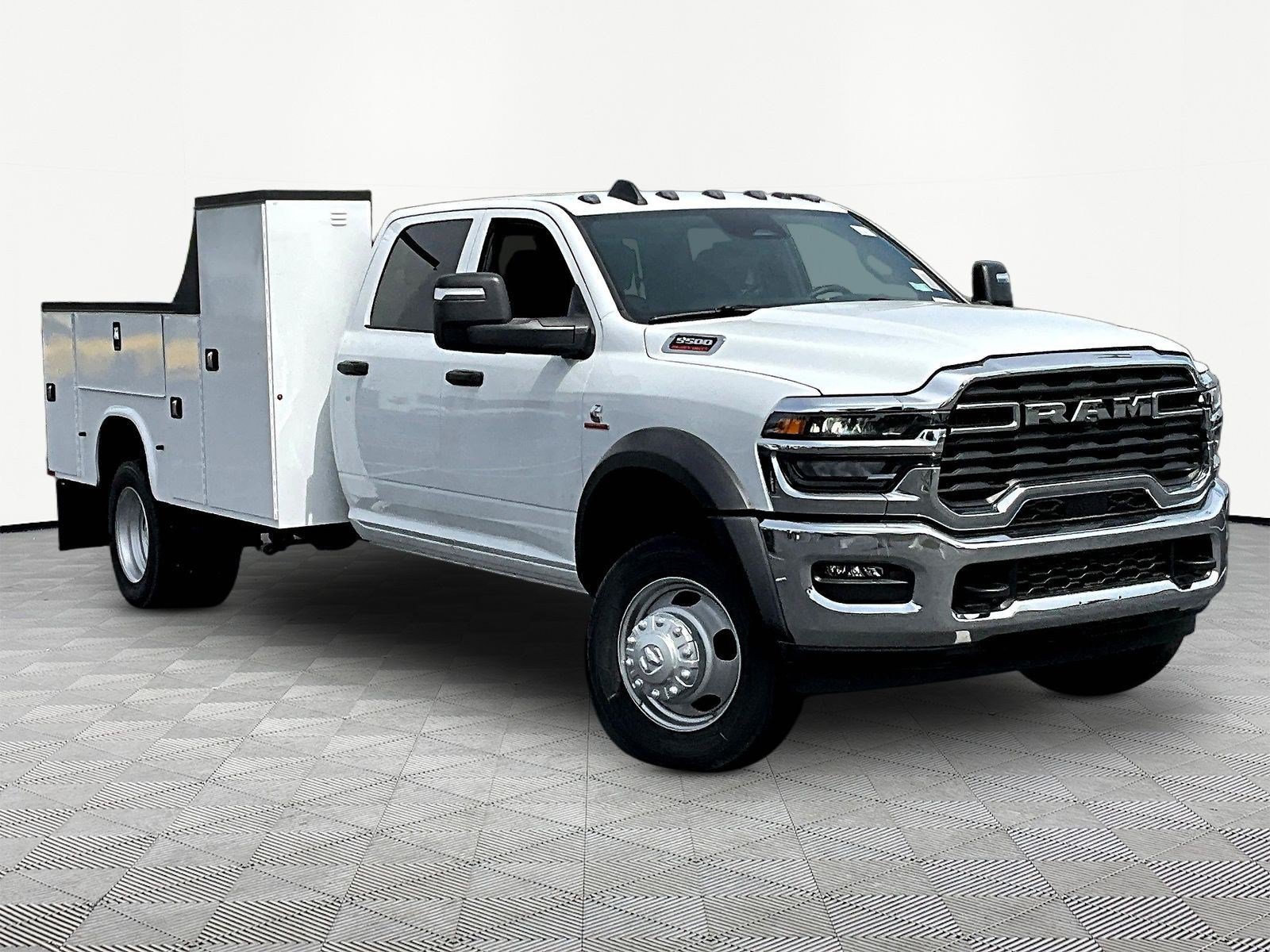 New 2026 RAM 5500 Tradesman w/ Chrome Appearance Group AWD/4WD image 3