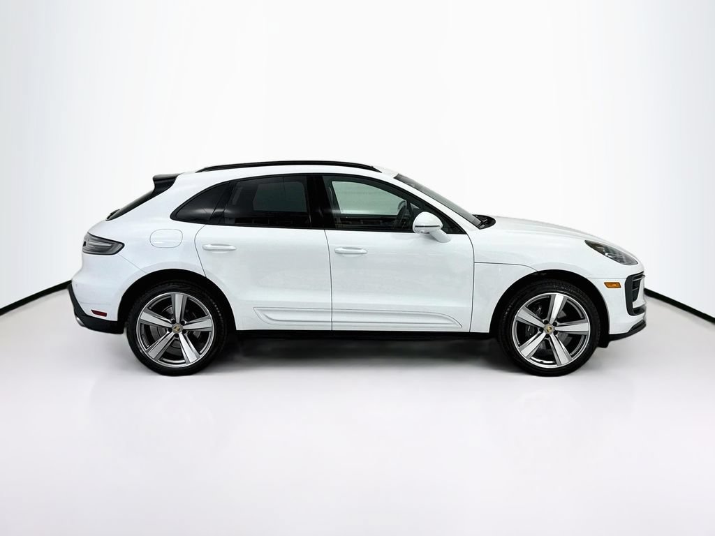 Certified 2025 Porsche Macan AWD/4WD image 8