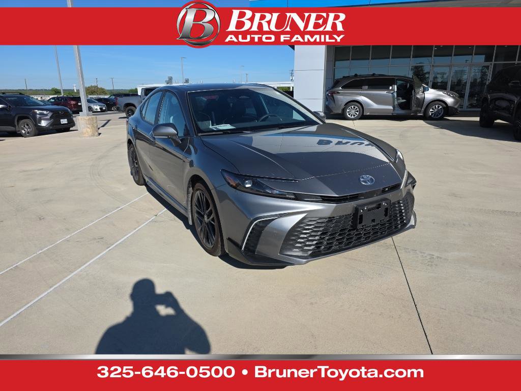 Used 2025 Toyota Camry SE w/ Convenience Package image 1