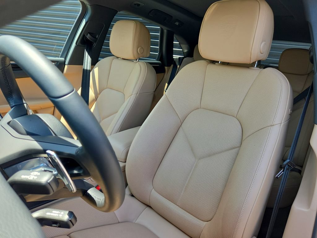 Certified 2026 Porsche Macan AWD/4WD image 5