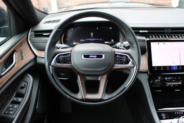 Used 2025 Jeep Grand Cherokee Summit w/ Obsidian Package AWD/4WD image 19