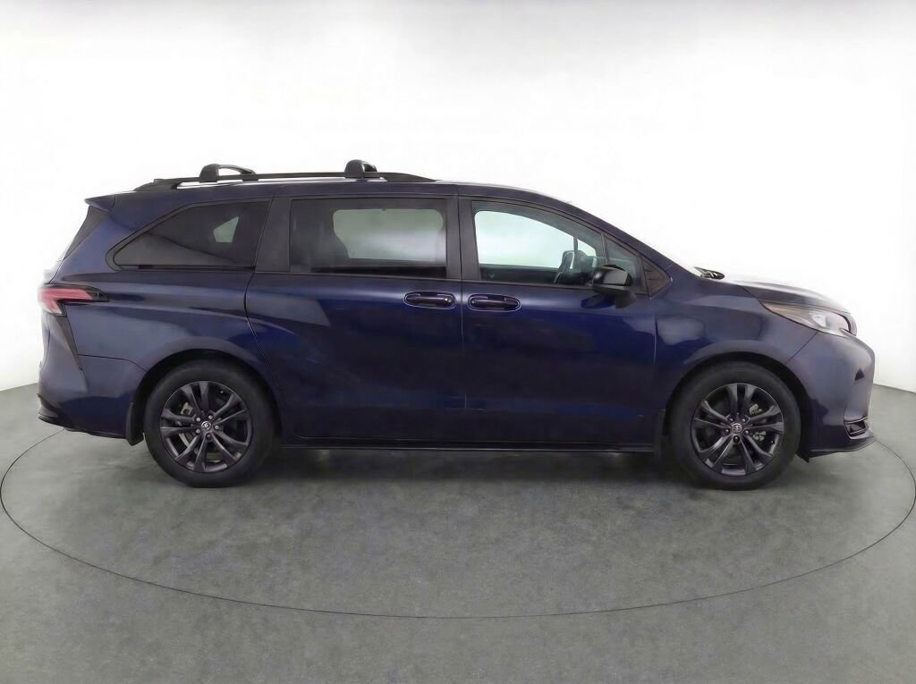 Used 2025 Toyota Sienna XSE w/ XSE Plus Package image 8