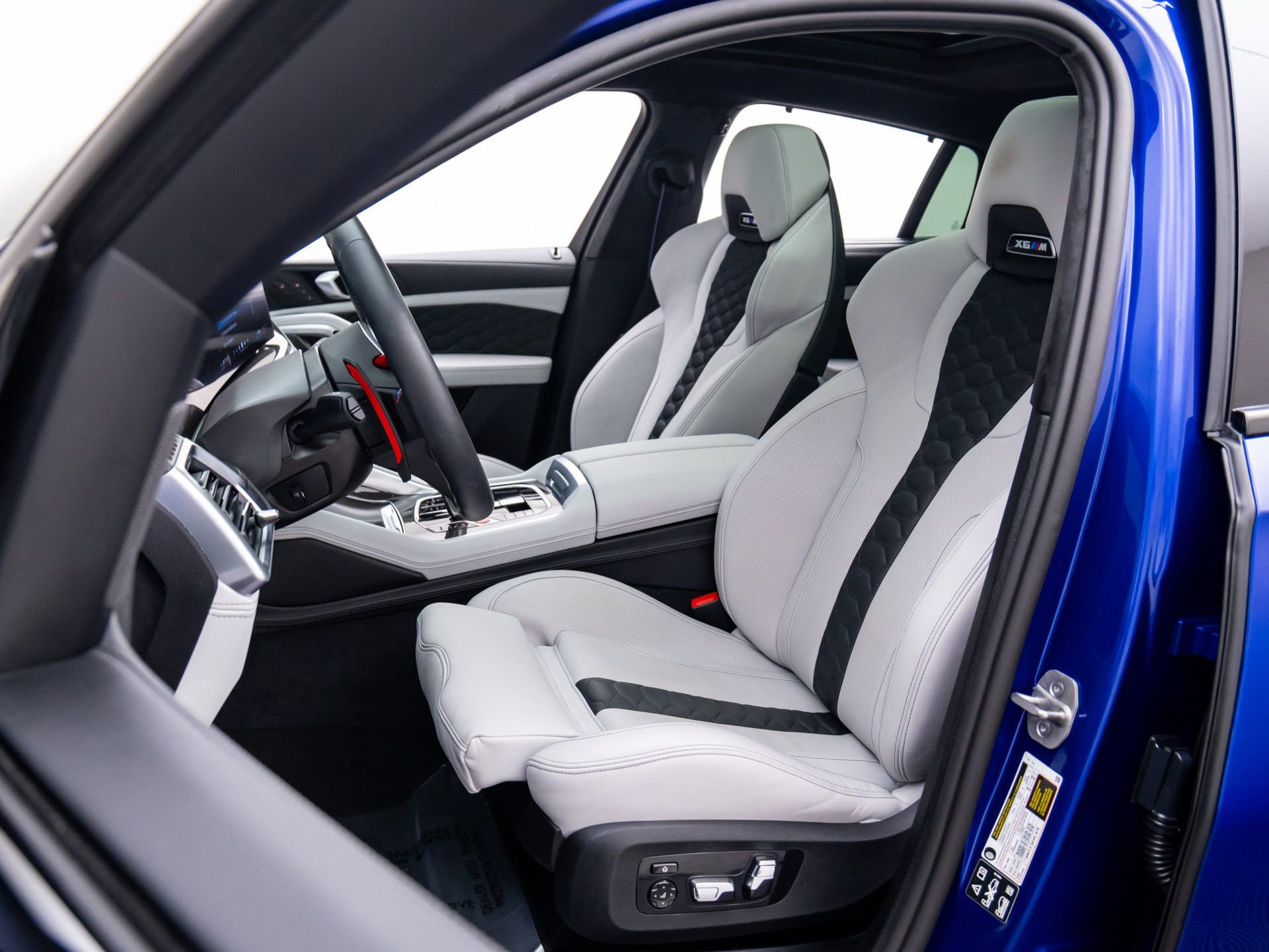 Used 2025 BMW X6 M Competition w/ Executive Package image 15