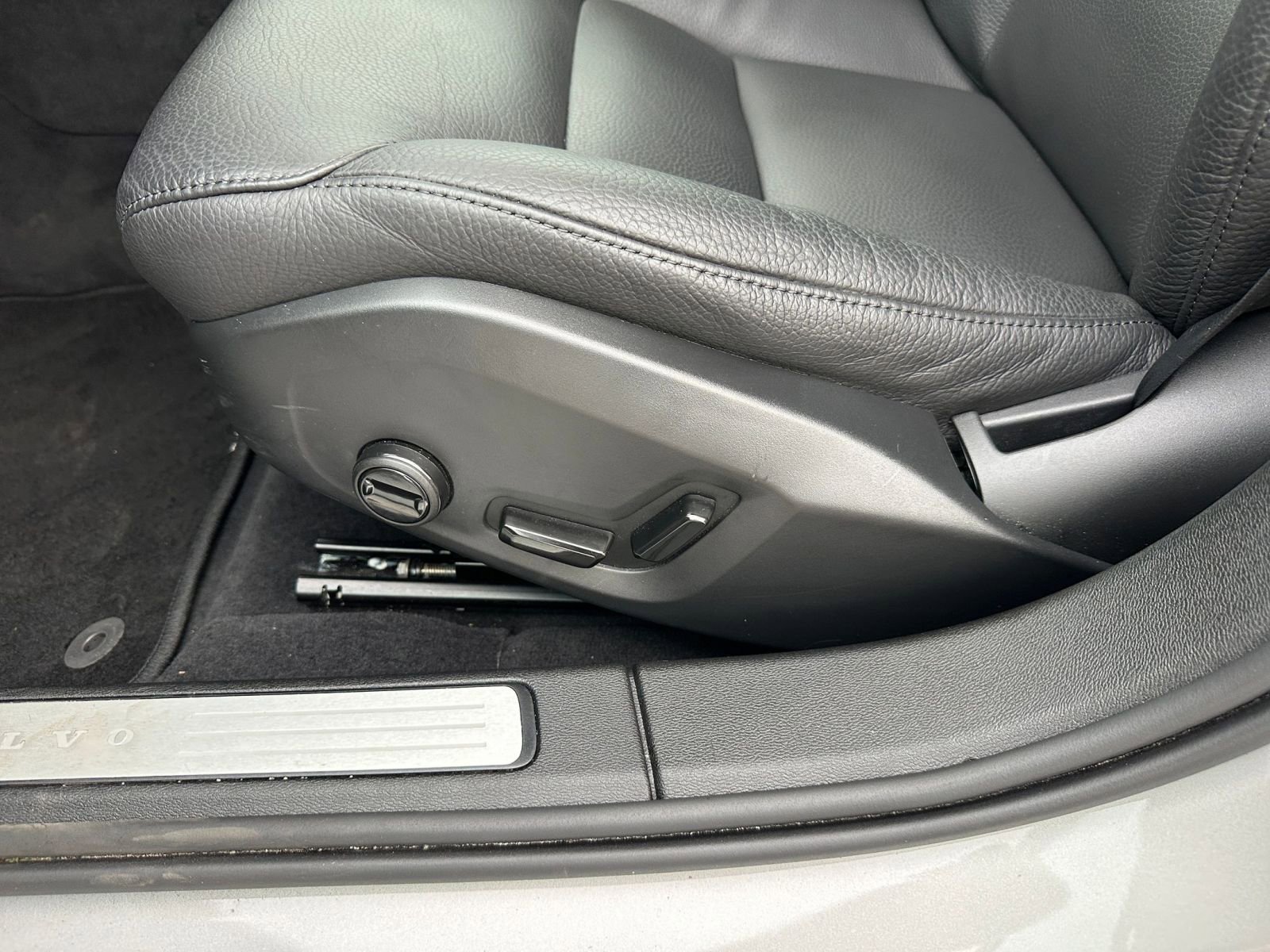 Used 2025 Volvo V60 B5 Cross Country Plus image 23
